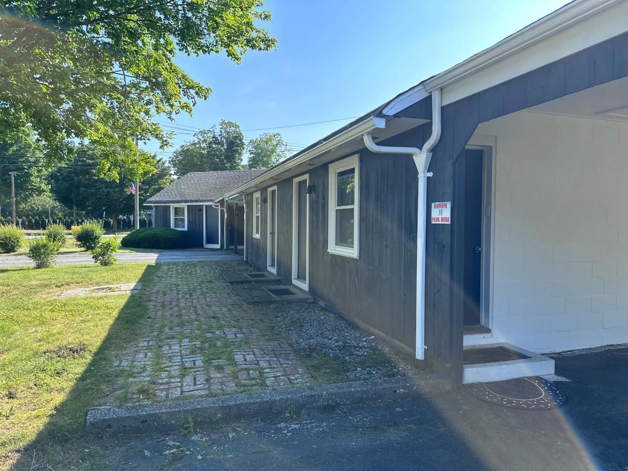 Village Motel Clinton Exterior photo
